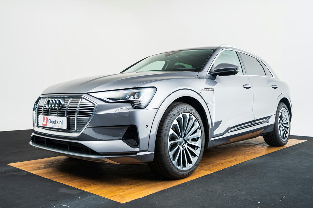 Audi e-tron Typhoongrijs (18).jpg