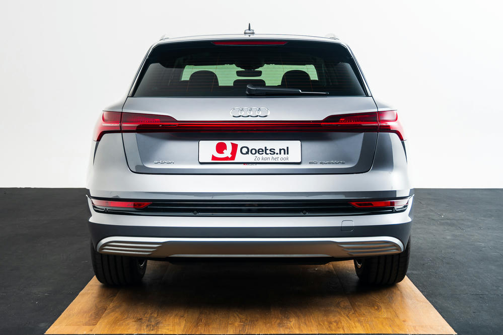 Audi e-tron Typhoongrijs (2).jpg