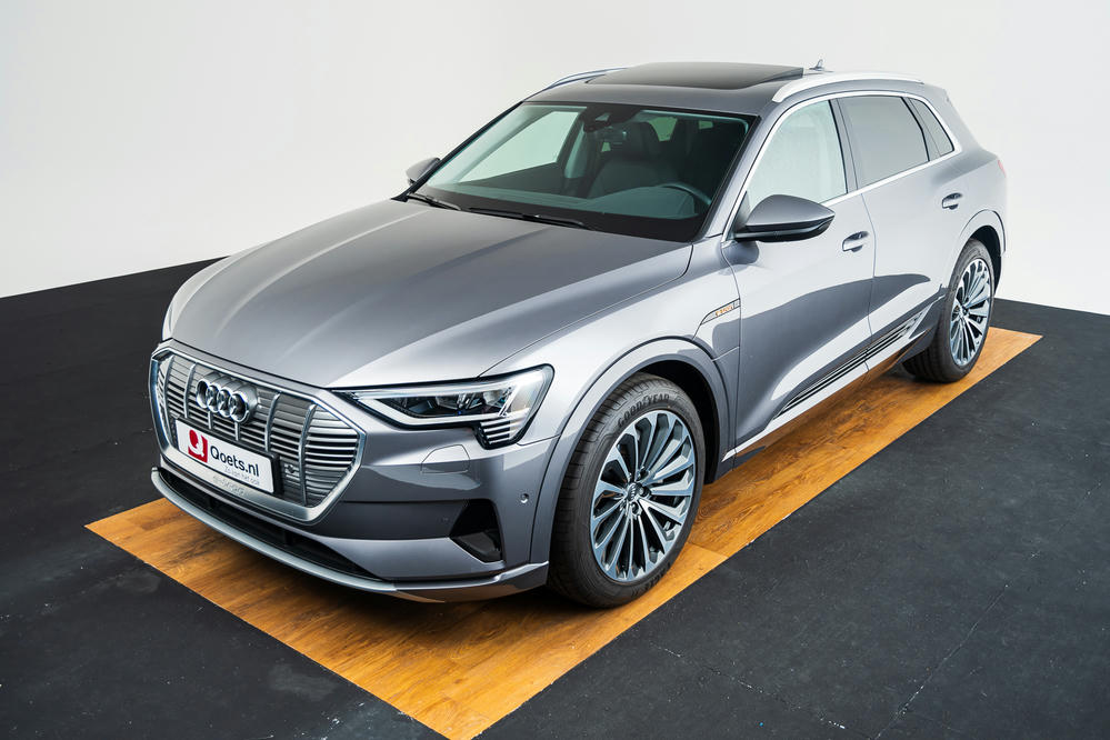 Audi e-tron Typhoongrijs (21).jpg