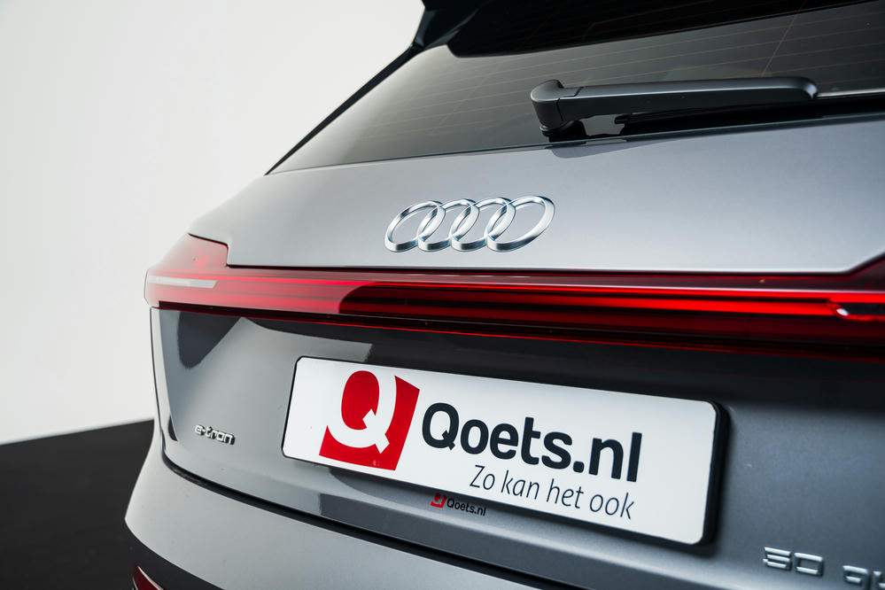 Audi e-tron Typhoongrijs (4).jpg