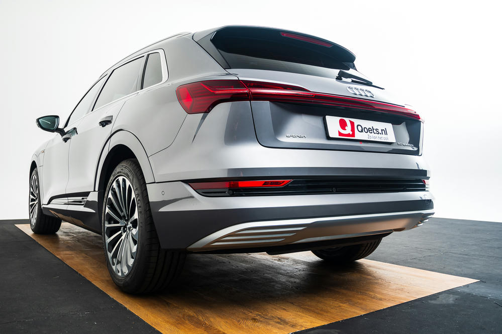 Audi e-tron Typhoongrijs (6).jpg