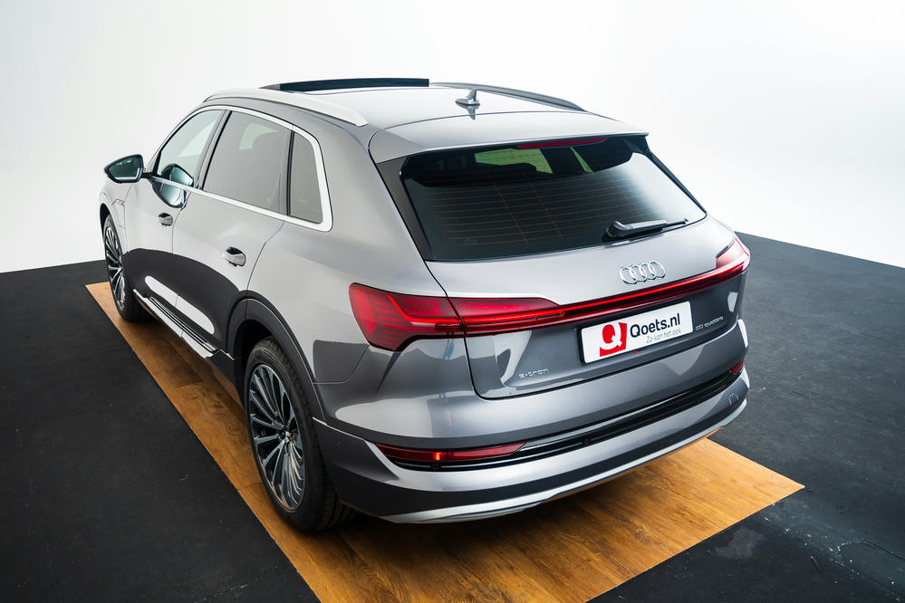Audi e-tron Typhoongrijs (7).jpg