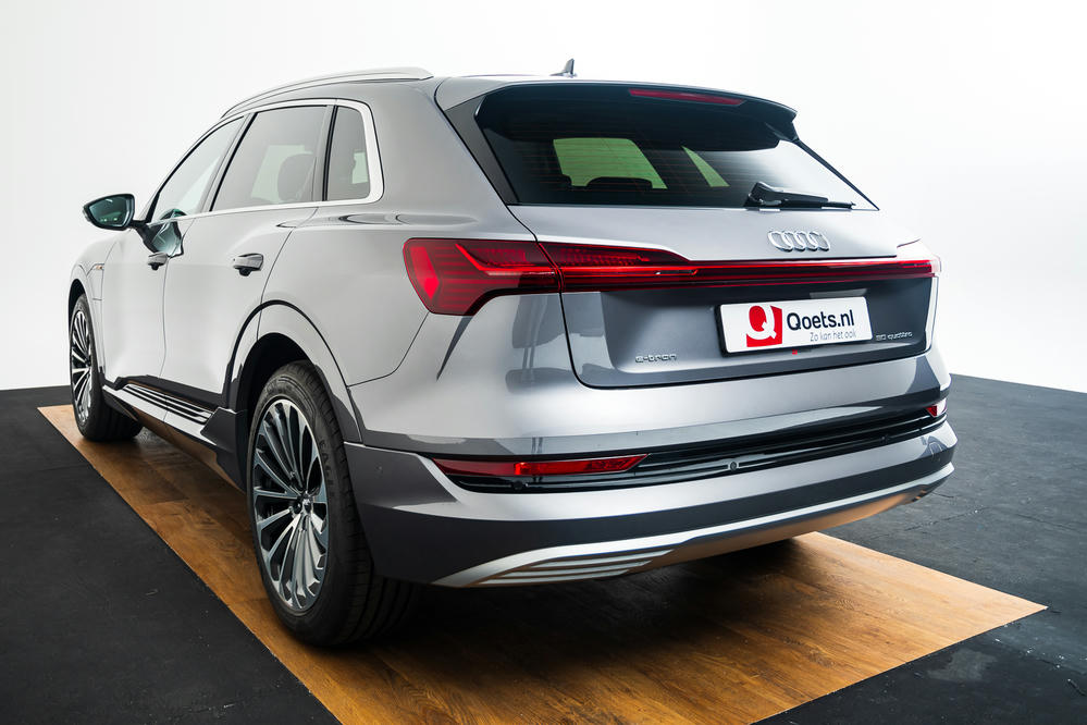 Audi e-tron Typhoongrijs (8).jpg