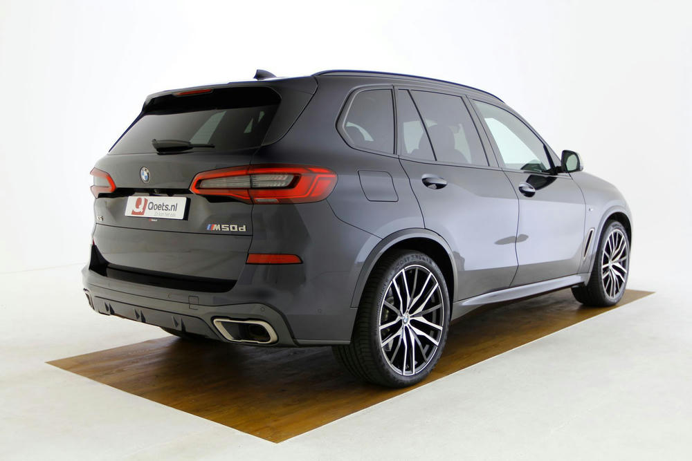 BMW-X5-M50d-Carbonschwarz Achterkant.jpg