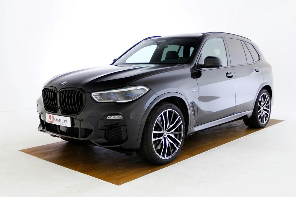 BMW-X5-M50i-Saphirschwarz-Voorkant.jpg