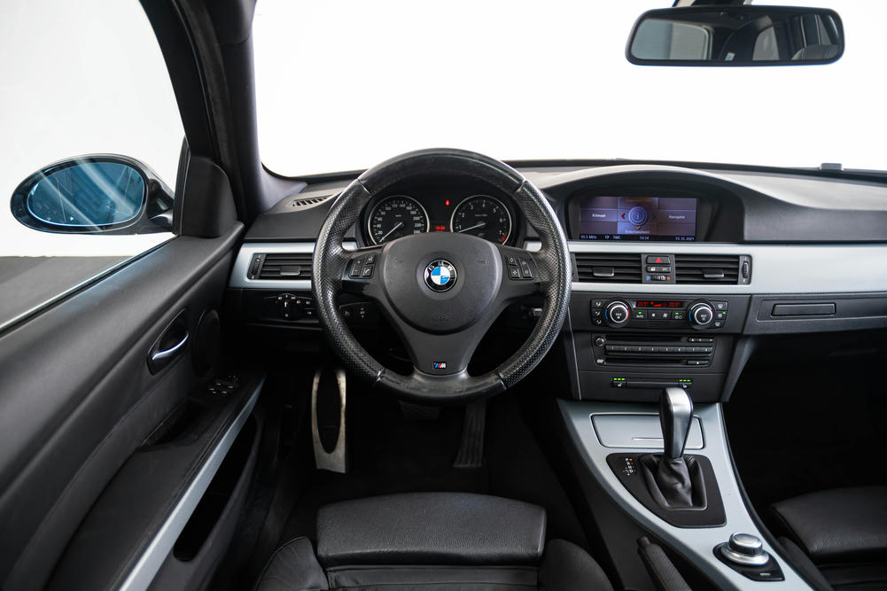 BMW - 330i Touring - A119035 - Teaser - Interieur (3).jpg