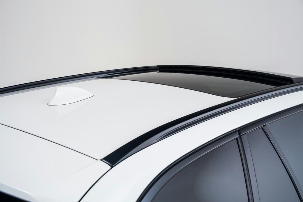 BMW - 530d Touring - B094497 - Teaser - Alpinweiss (1).jpg