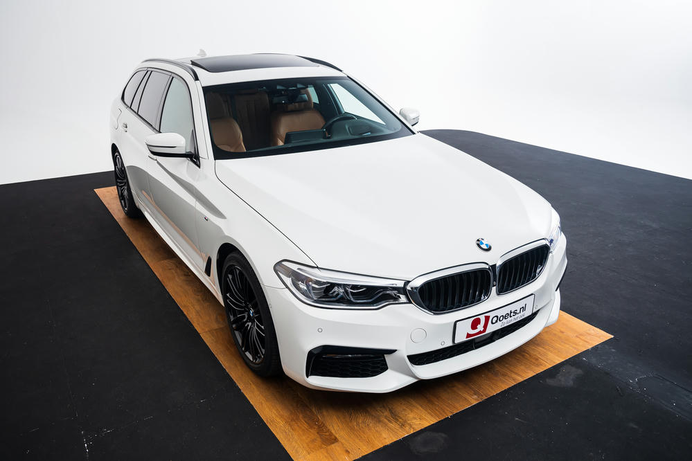 BMW - 530d Touring - B094497 - Teaser - Alpinweiss (11).jpg