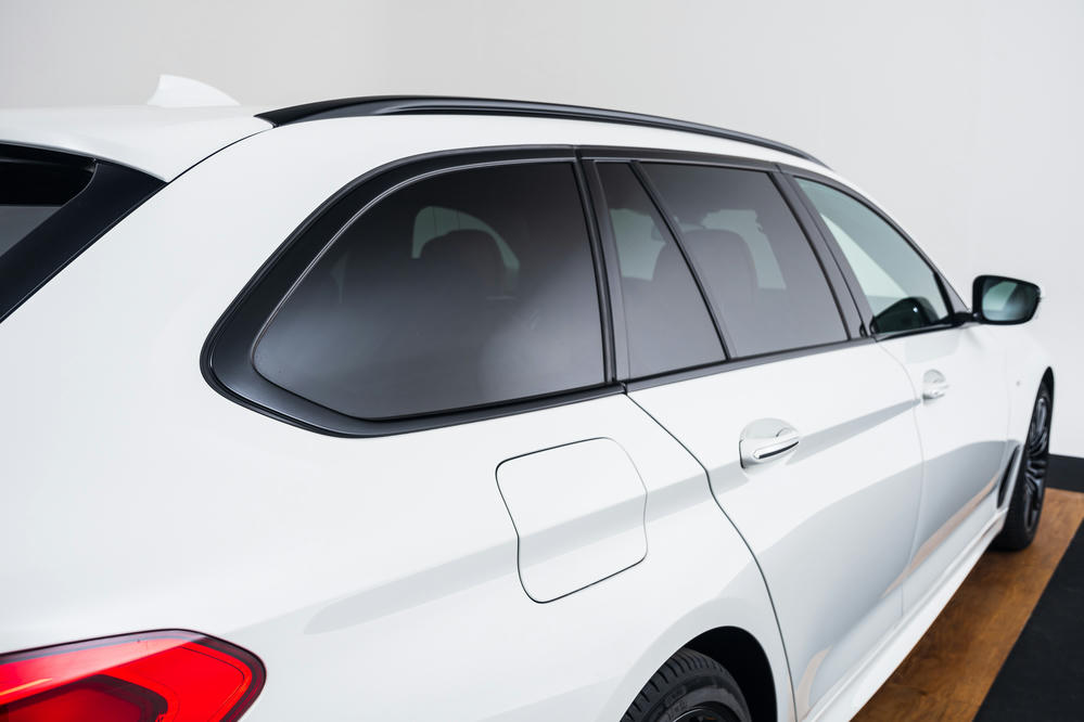 BMW - 530d Touring - B094497 - Teaser - Alpinweiss (14).jpg