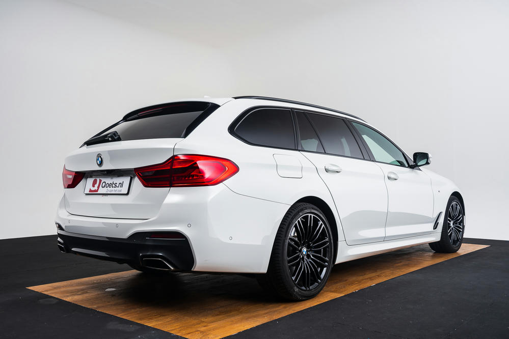 BMW - 530d Touring - B094497 - Teaser - Alpinweiss (15).jpg