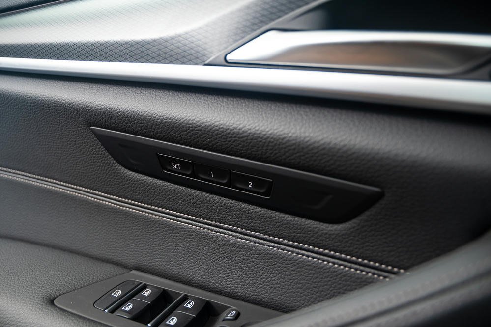 BMW - 530i Touring Leder 'Dakota' Schwarz (2).jpg