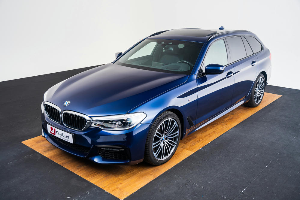 BMW - 540i xDrive Touring Mediterranblau metallic (1).jpg