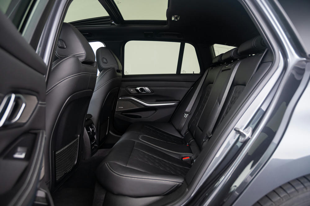 BMW - M340i xDrive Touring Individual leder 'Merino' Schwarz (3).jpg