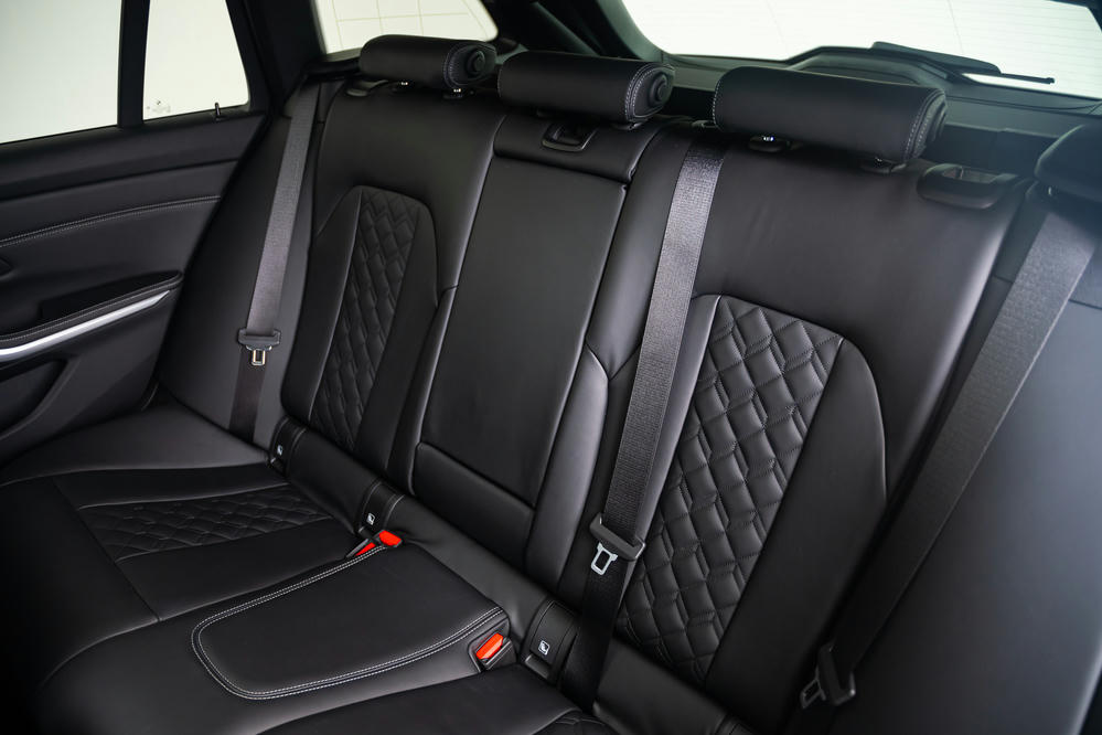 BMW - M340i xDrive Touring Individual leder 'Merino' Schwarz (4).jpg