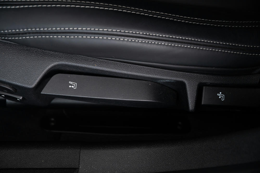 BMW - M340i xDrive Touring Individual leder 'Merino' Schwarz (6).jpg