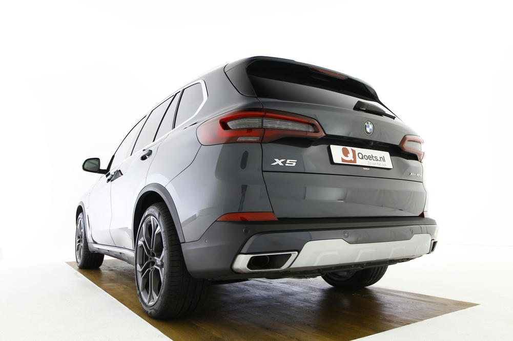 BMW - X5 xDrive45e Achterbumper met designelementen in zijdeglans aluminiumkleur.JPG