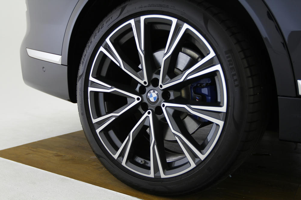 BMW - X7 Styling 758I.JPG