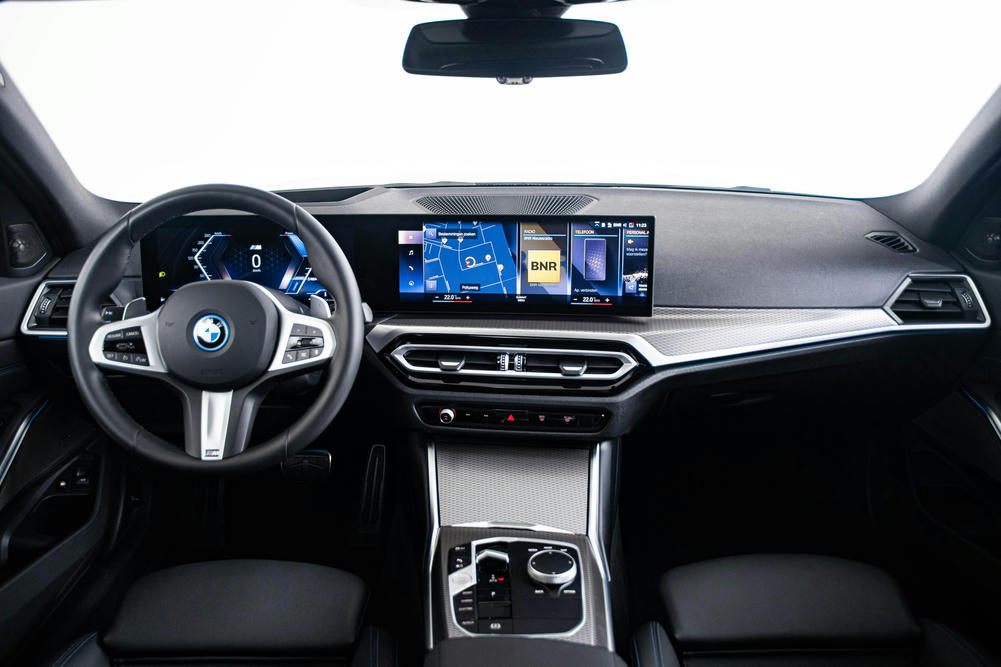 BMW 330e touring interieur