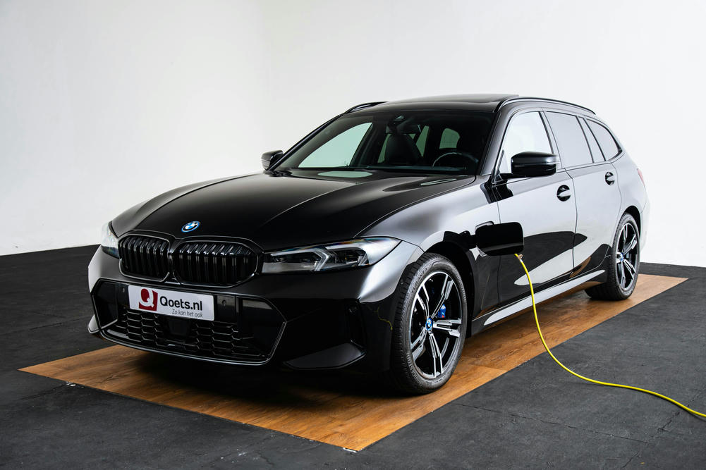 BMW 330e touring linksvoor