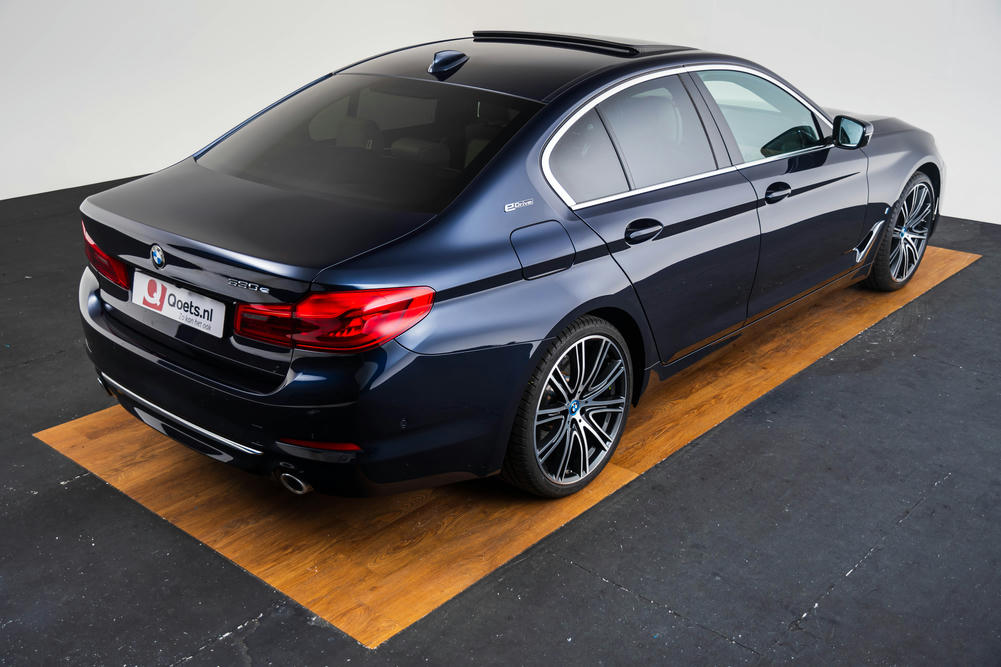 BMW 530e Sedan RA.jpg