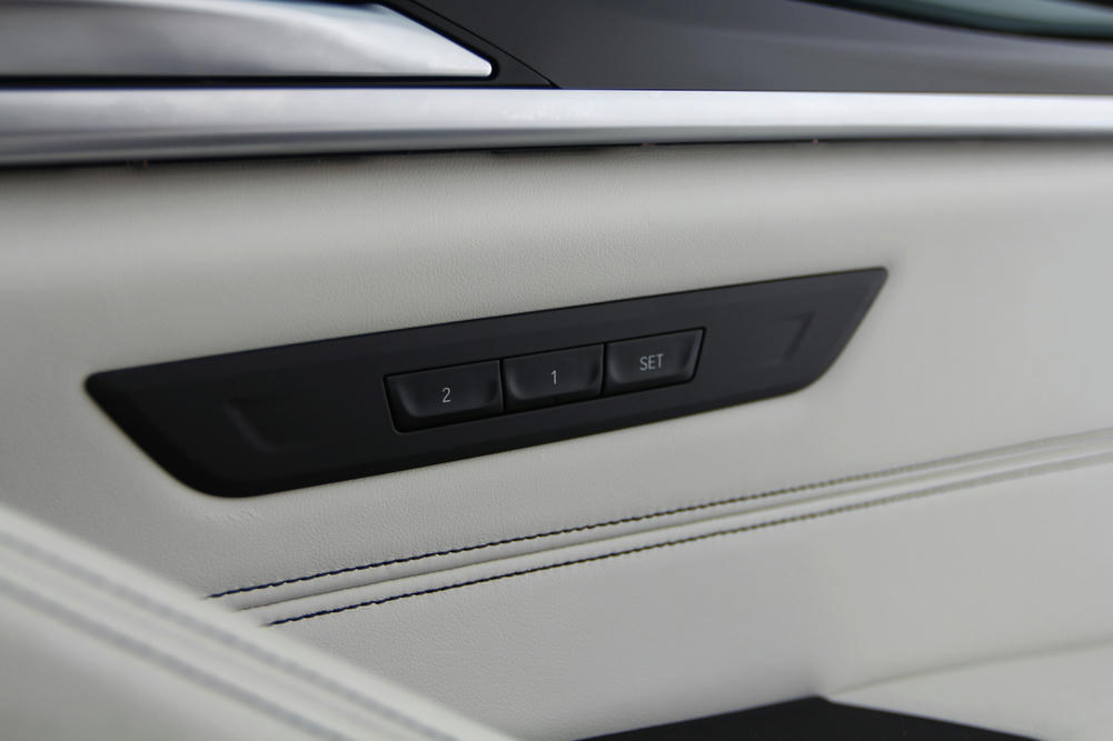 BMW 5 Serie - 459 - Elektrisch verstelbare stoelen.JPG