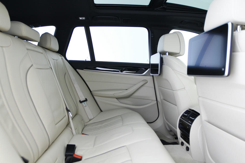 BMW 5 Serie - 6FH - Entertainmentsysteem Professional achterin.JPG