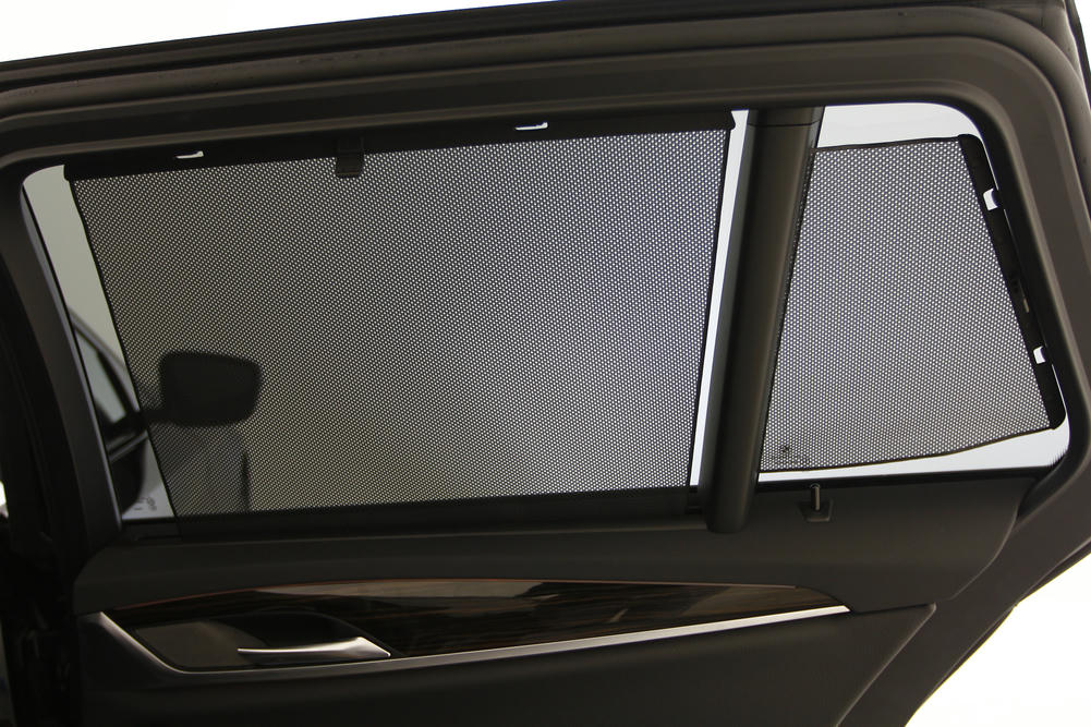 BMW 5 Serie 416 - Handbediende zonneschermen voor achterportierramen.JPG