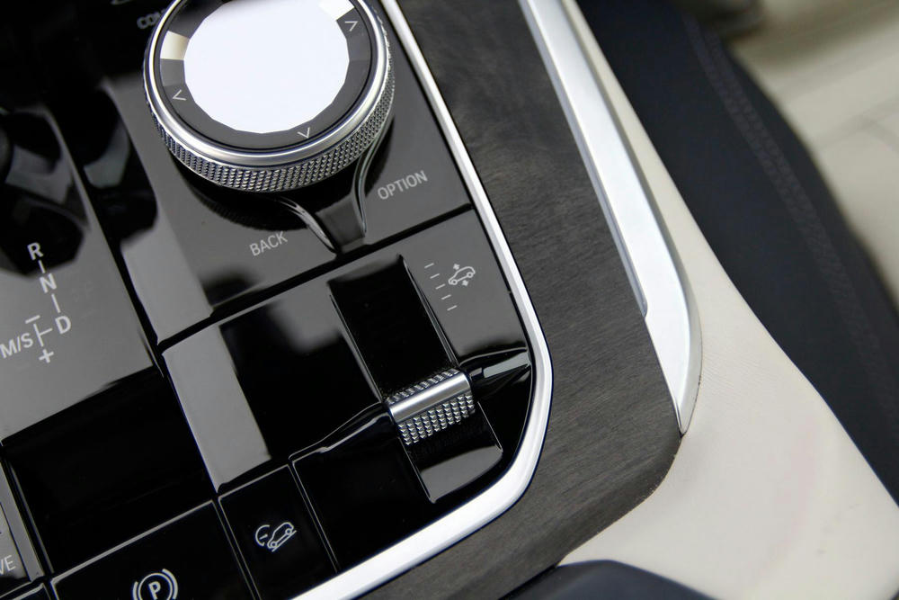 BMW X5 -2VR - Adaptief onderstel met luchtvering op voor- en achteras.jpg