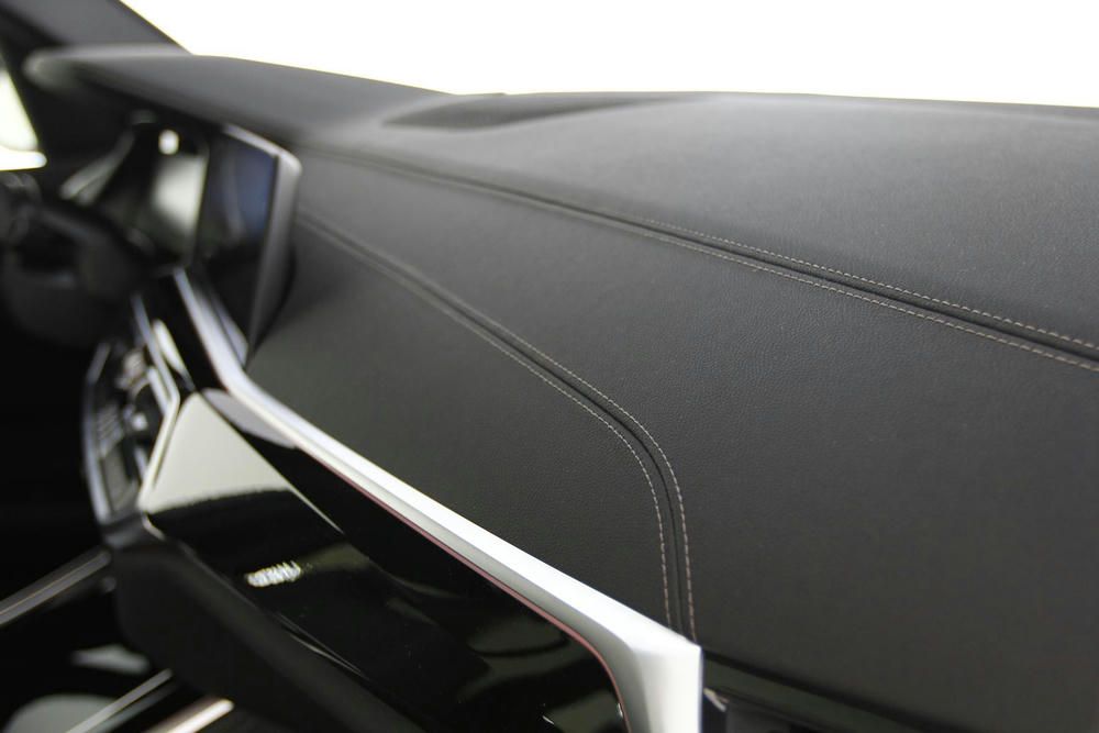 BMW X5 -4AW -Dashboard uitgevoerd in Sensatec.jpg