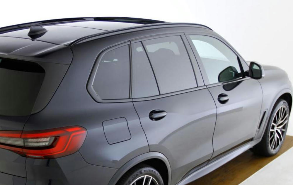 BMW X5 - 760 - BMW Individual hoogglans Shadow sierlijsten.JPG