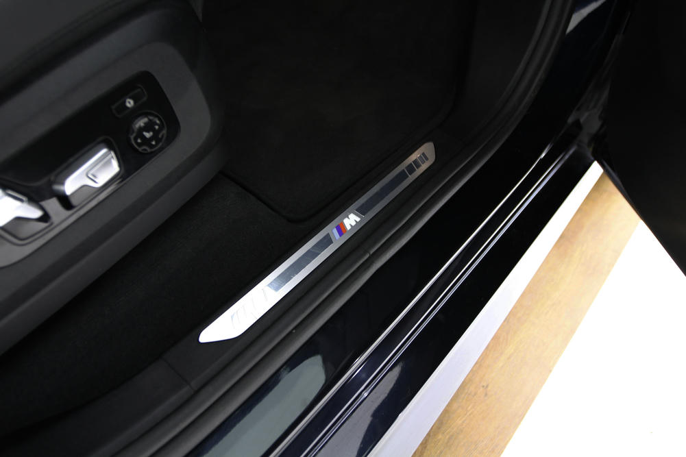 BMW X5 verlichte Dorpellijsten.JPG