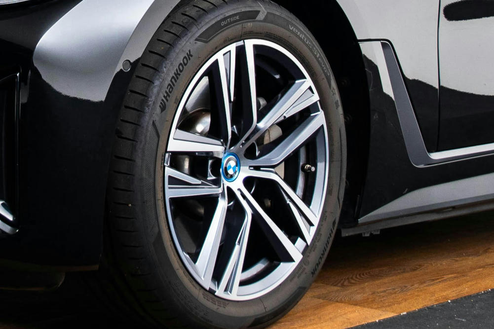 BMW i4 met 18 inch - Dubbelspaak (styling 853) in Bicolor Gunmetal Grey
