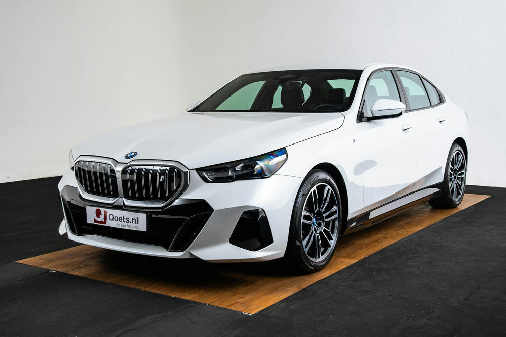 BMW i5 linksvoor wit
