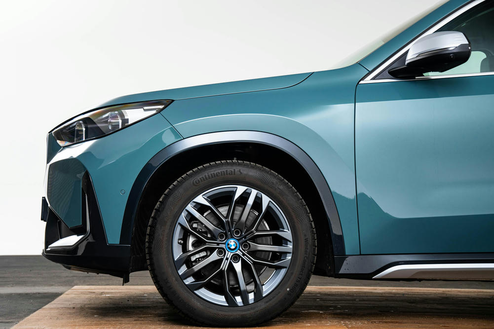 BMW iX1 met 18 inch - Dubbelspaak (styling 879) in Frozen Gunmetal Grey