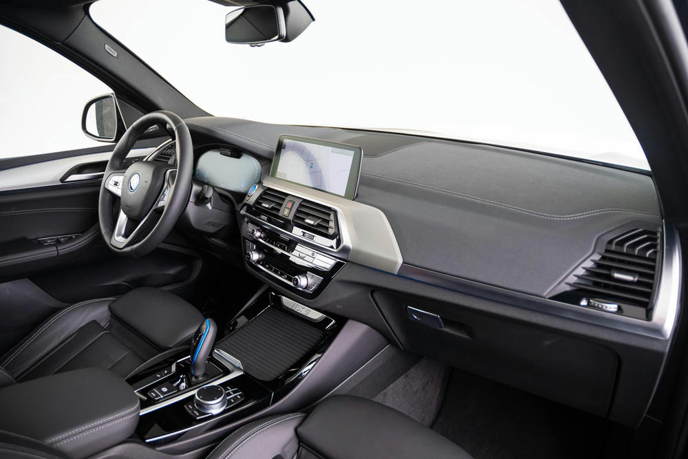 BMW iX3.7.jpg