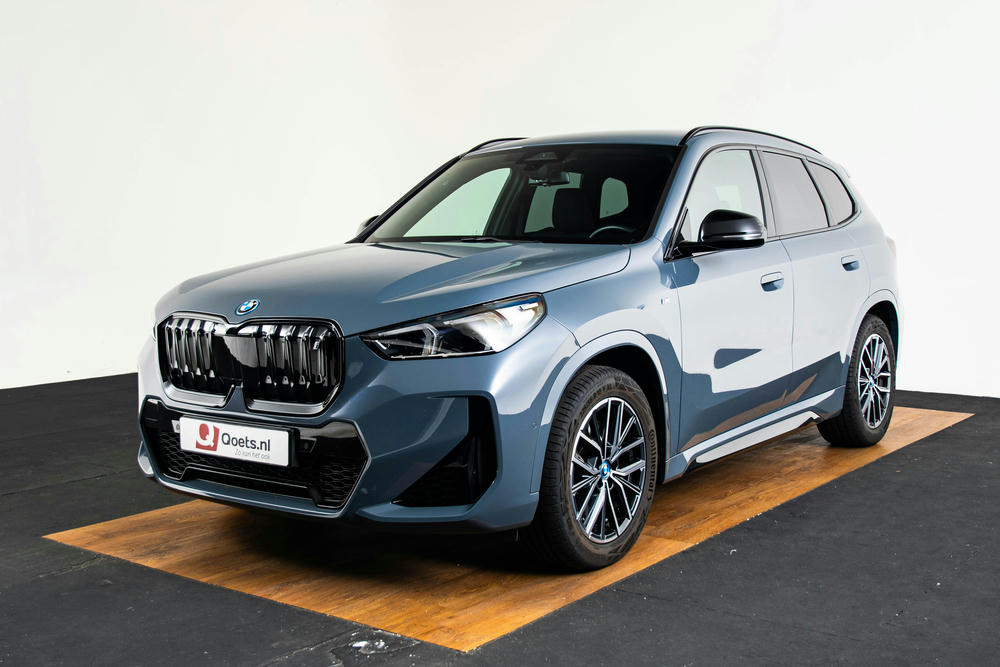 BMW ix1 in de kleur storm bay Metallic