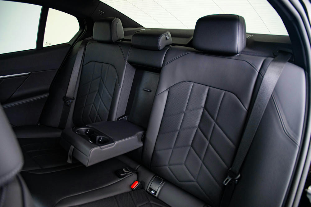 BMW veganza zwart met stiksel