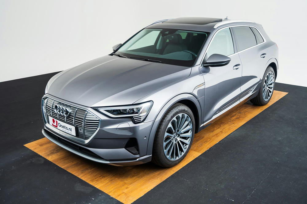 EXTR_CAR-17023-B407F7BE-D3A8-49A4-9ACA278CCEFA376B