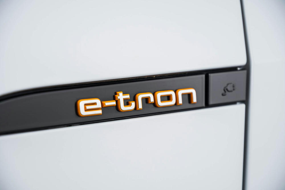 EXTR_CAR-22003-6CC53F87-5776-4ADF-83F13A2867E63B4E