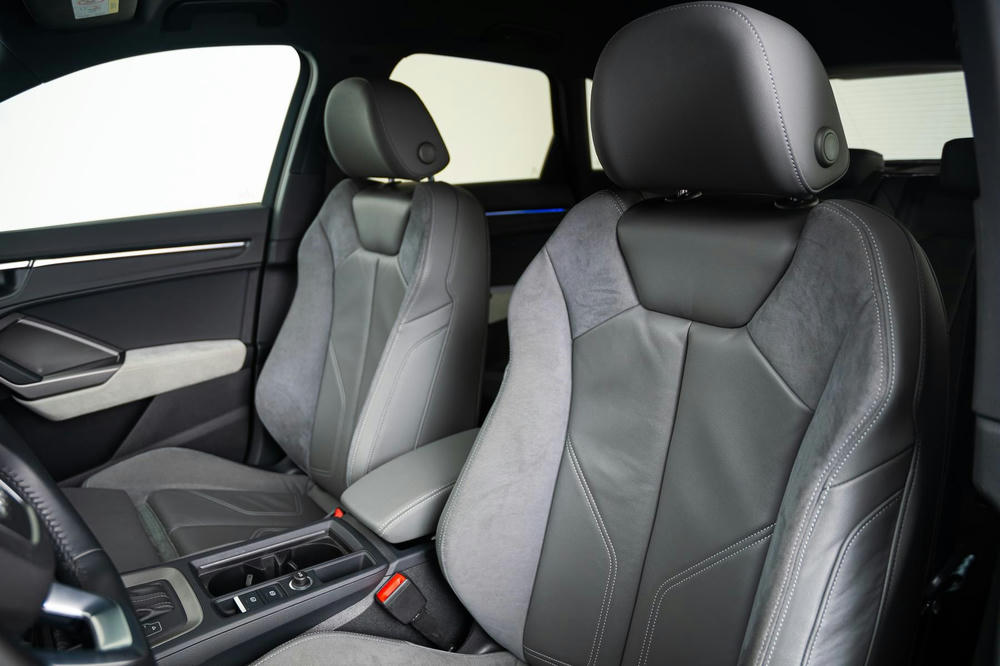 INTR_CAR-16513-AA3D3A39-BE75-4C83-B9A87BB23527AD3A