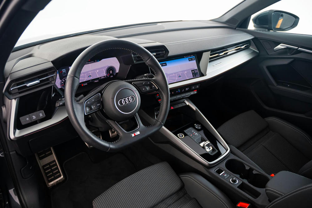 INTR_CAR-18801-B0675F14-6866-44D9-9F36AD35E49D8C82