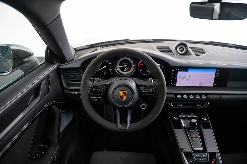 INTR_CAR-21608-F985FBC3-421A-4B7B-A3F9D1FA69D8BE62