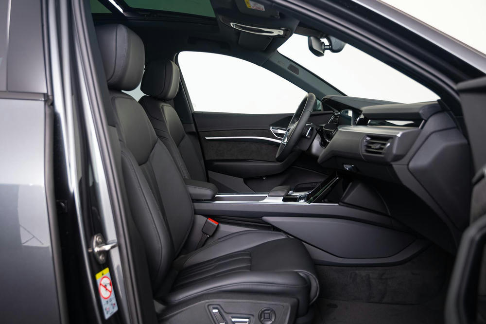 INTR_CAR-23657-00FE23AA-EF1F-4BB6-B200516457A79D31