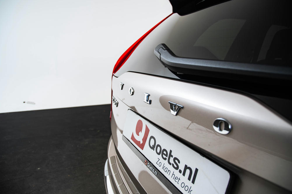 Kleur Bright Dusk op een Volvo XC90