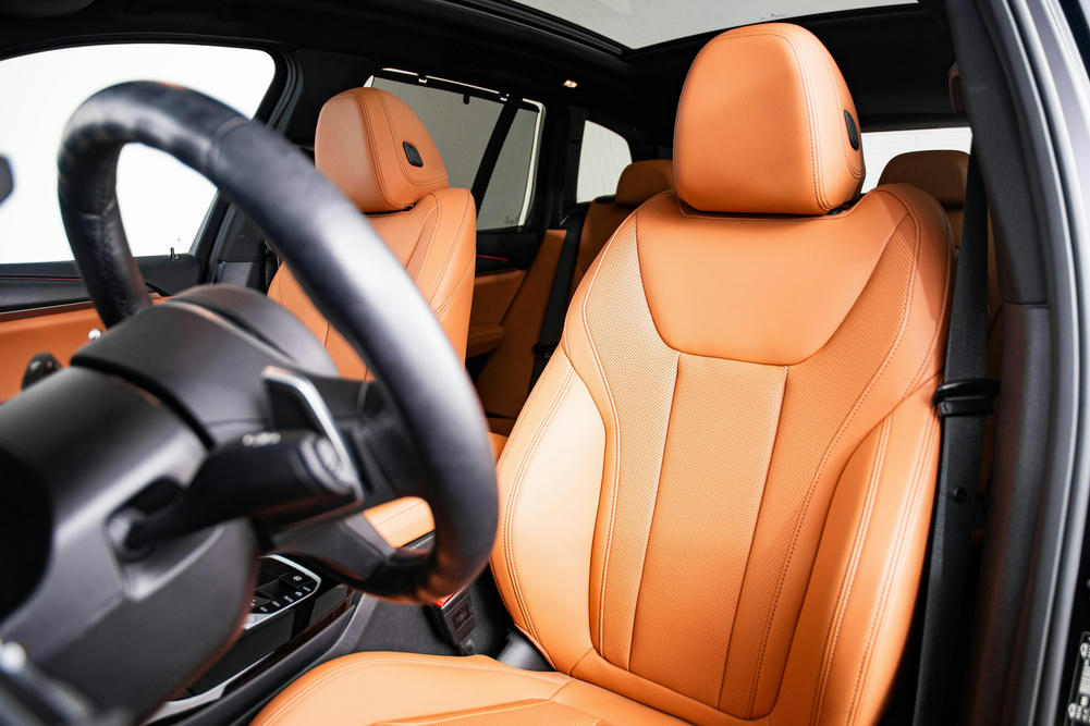 Kunstleder Sensatec Cognac op een BMW X3