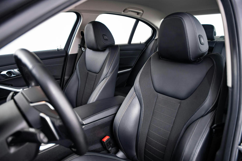 Kunstleder Sensatec Schwarz op een BMW 3 serie