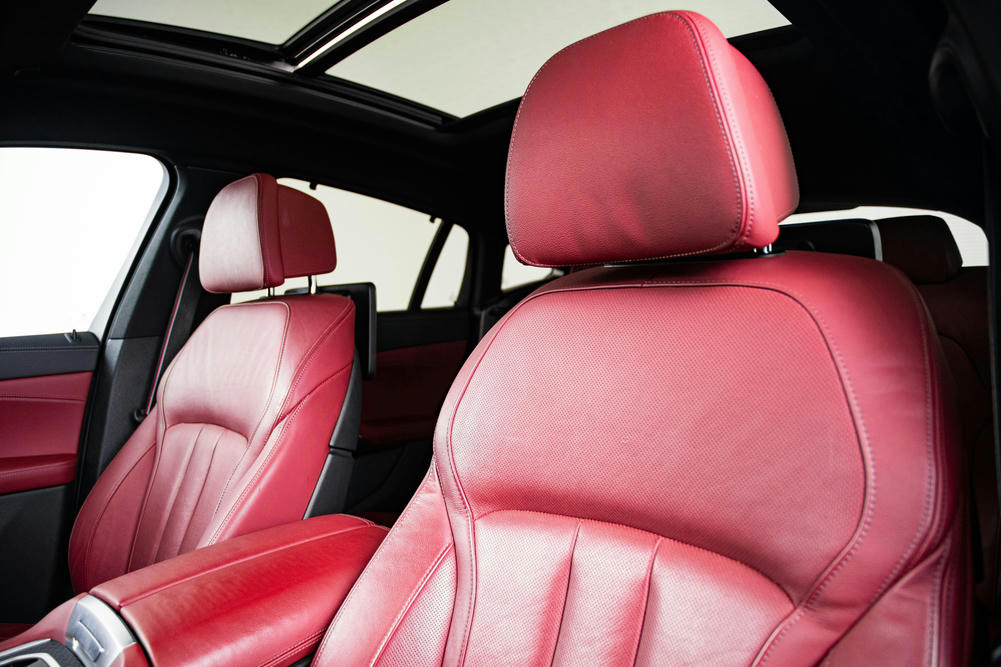 Kunstleder Sensatec Tacorarot op een BMW X6