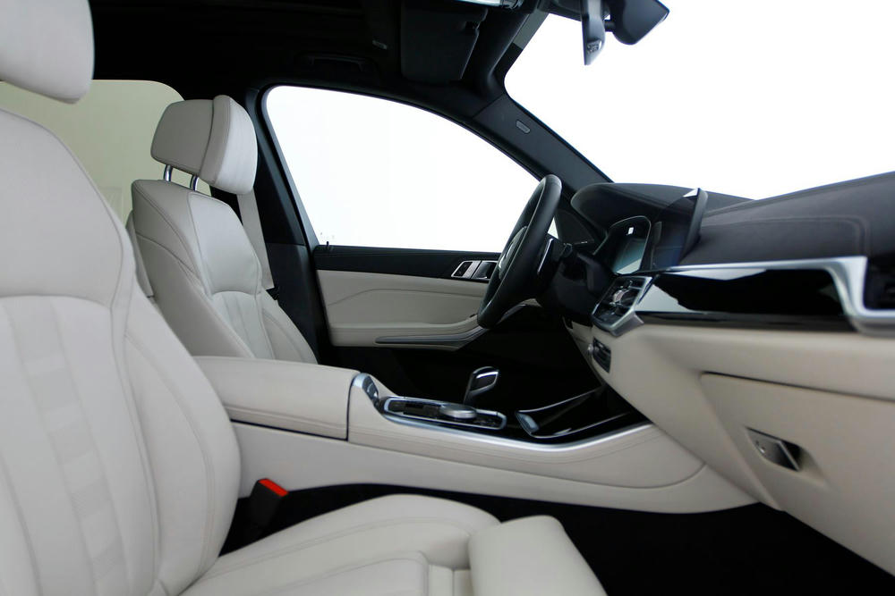 MCEW - Leder 'Vernasca' designperforiert Elfenbeiweiß (SW).jpg