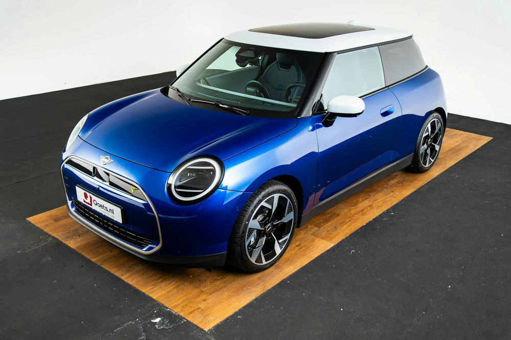 MINI Cooper SE blazing blue