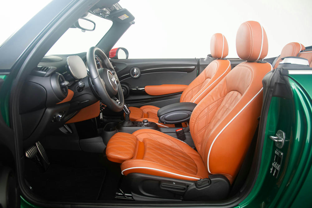 MINI cabrio met chester malt bruin interieur